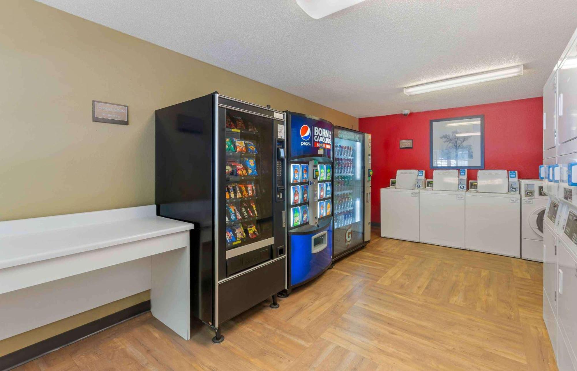 Extended Stay America Select Suites - Greensboro - Wendover Ave - Big Tree Way Exterior foto