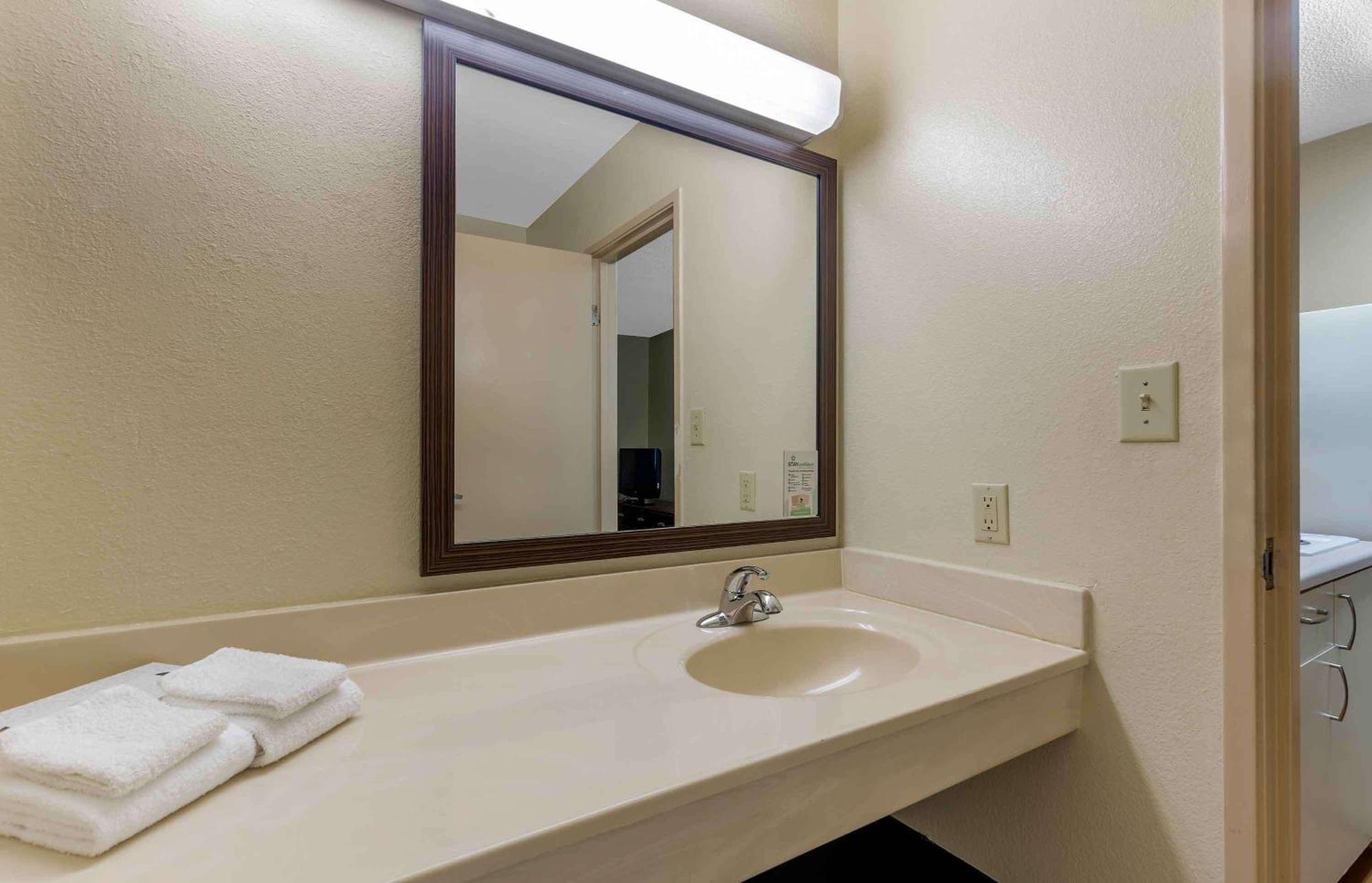Extended Stay America Select Suites - Greensboro - Wendover Ave - Big Tree Way Exterior foto