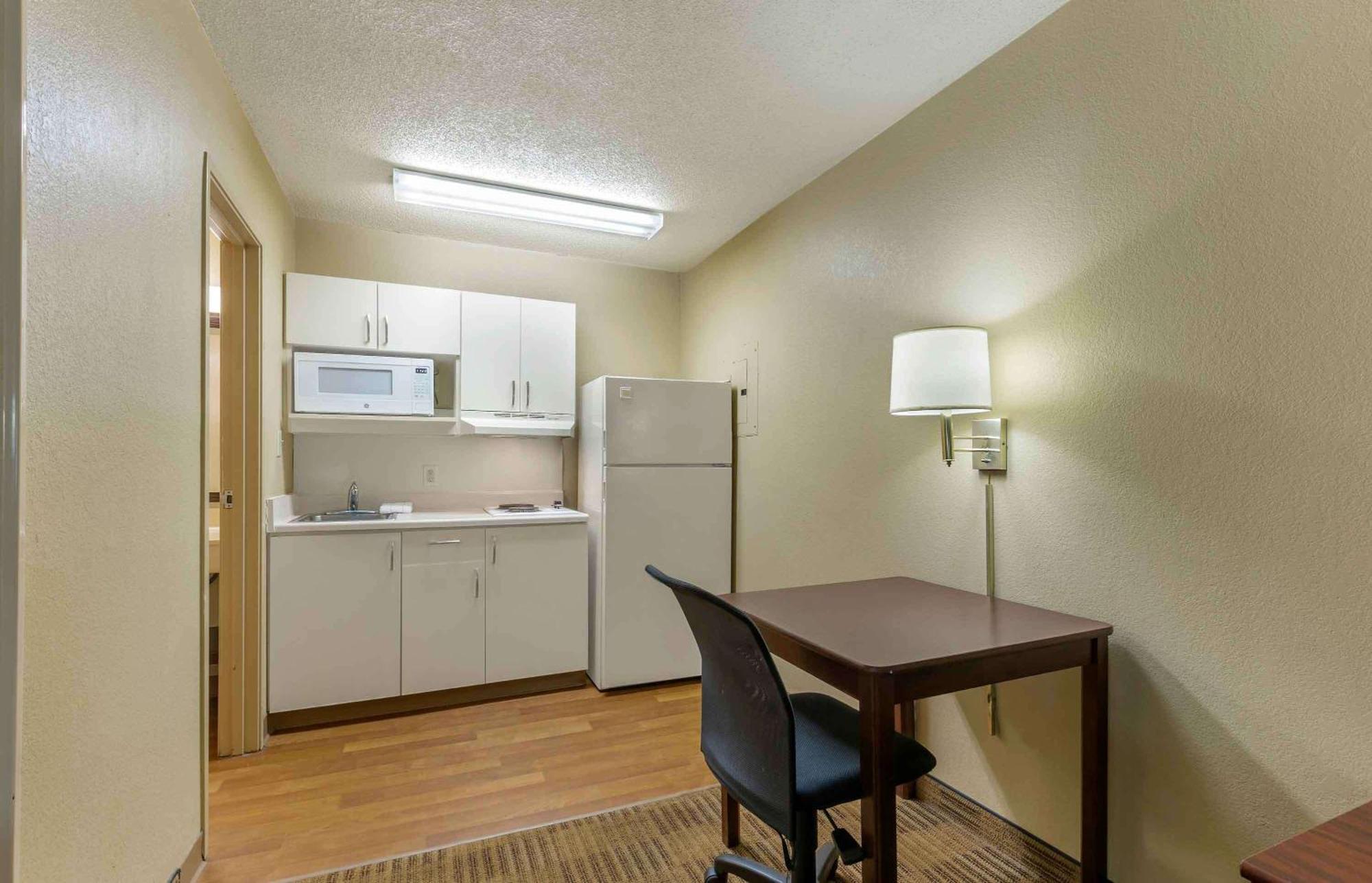 Extended Stay America Select Suites - Greensboro - Wendover Ave - Big Tree Way Exterior foto